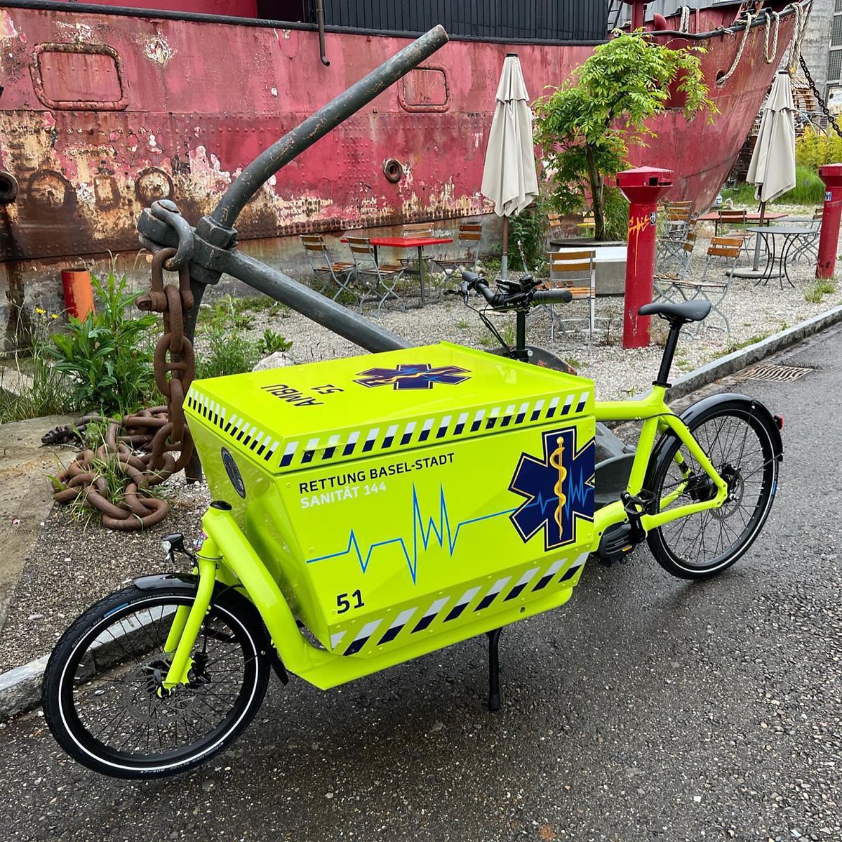🚲📦💪 Cargo bikes *are* coming to save us!

🇨🇭🚑 Especially if you live in Basel, where this beauty is now patrolling the streets.

👀🔧 It's a recent <a href="/obstundgemuse/">OBST&GEMÜSE</a> project for the local ambulance service; a <a href="/larryvsharry/">Larry vs Harry</a> complete with <a href="/rhino_berlin/">rhino berlin</a> box.

#DecadeoftheCargoBike