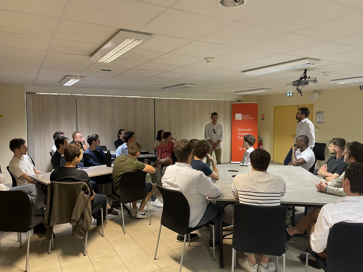 J_Democrates's tweet photo. 🗣️ Lancement d’un premier atelier autour d’@Auguste_Ott et de @JulesPasquier18 sur la thématique de l’accueil des nouveaux adhérents et l’histoire du @MoDem.

#EDD23 https://t.co/hb3SQV3Zq8