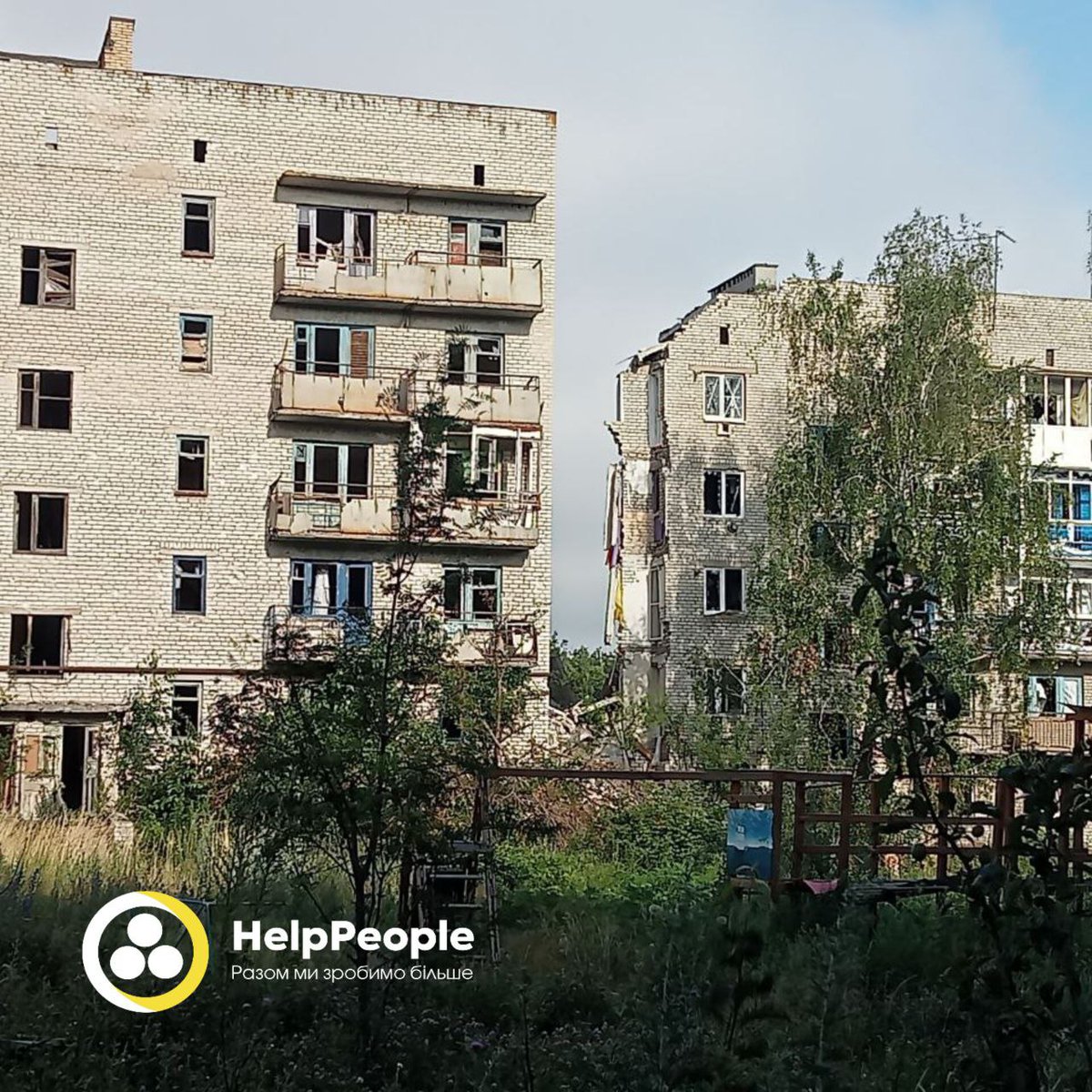 HelpPeopleUA's tweet photo. Today, we were in Chasiv Yar, Donetsk region, doing humanitarian work as evacuation and aid delivery and this is simply heartbreaking 💔#RussianWarCrimes #StandUkraine #Ukraine #Donesk https://t.co/cqSohhbTTR