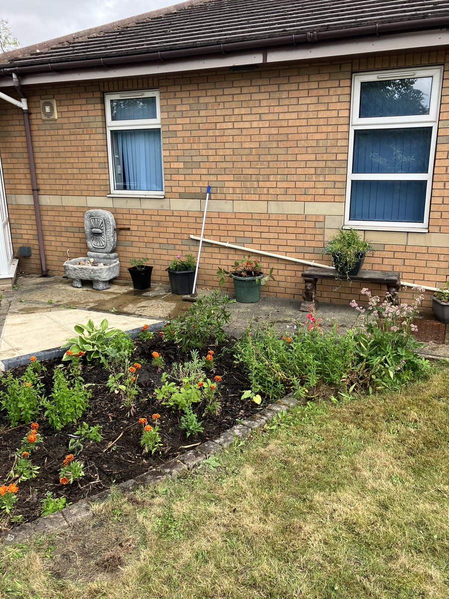 Kicking off July Year of Quality with a spot of gardening. We have been doing the garden at Rosewood Centre making it a nice place for our patients and families. #YoQ #livewelldiewell @DomMyht @MidYorkshireNHS