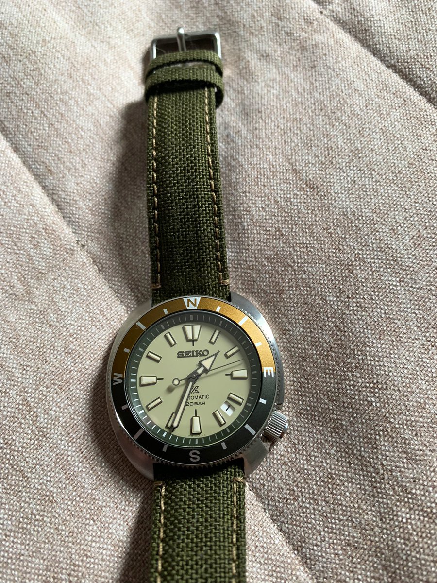 Twee weken geleden een Seiko Prospex duikhorloge gekocht. Was een impulsaankoop. Viel mij op hoe ontzettend veel waar voor je geld zo’n ding biedt in vergelijking met het bekende Zwitserse merk. Zag deze gisteren in de vitrine. Groene kleur dus: verkocht. Leuk voor op vakantie.