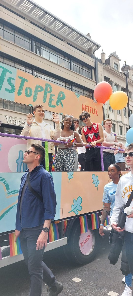 LOOK AT WHO I JUST SAW!!!! 🏳️‍🌈🏳️‍⚧️

#HEARTSTOPPER #netflix #londonpride
