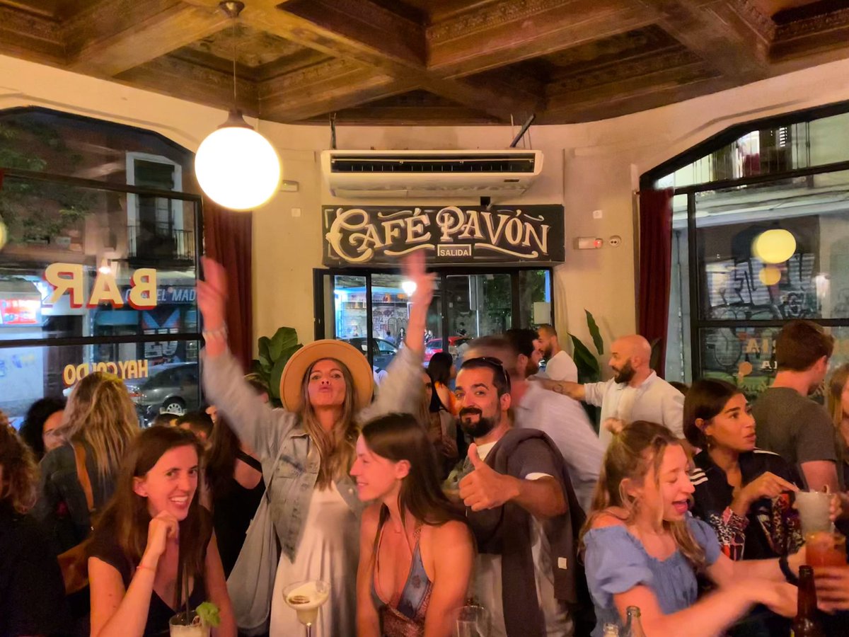 Las noches están para pavonearnos🌈 
¿Te vienes a celebrar el #orgullo con nosotros? #Madrid