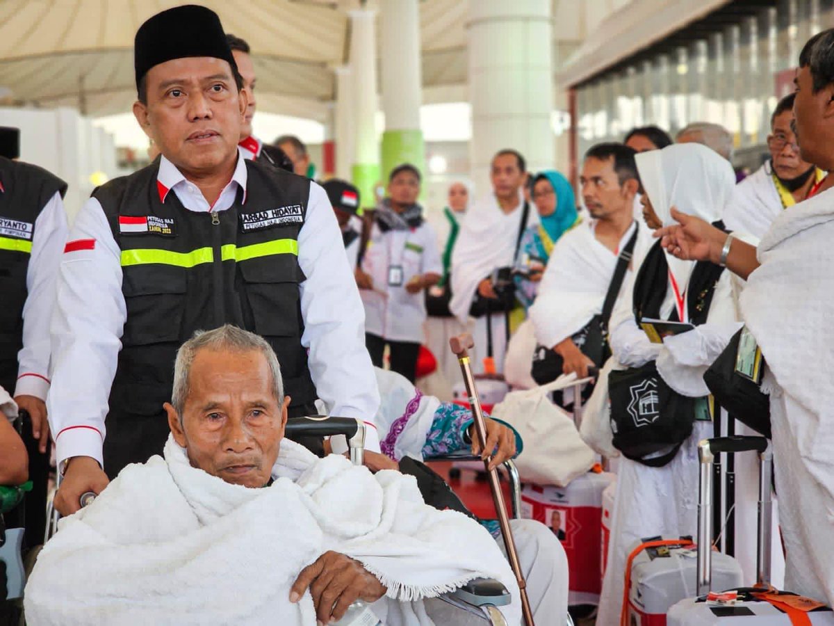 YaqutCQoumas's tweet photo. Kepada para Petugas Haji Indonesia, hormat saya setinggi-tingginya atas segala dedikasi yang telah diberikan. Mata kepala &amp; mata batin yang fokus &amp; lurus menjadi saksi perjumpaan kalian dengan tugas2 yg tak ringan. 

Biarkan Allah yang menilai dan melimpahi pahala untuk kalian https://t.co/Cq6uujpf1R