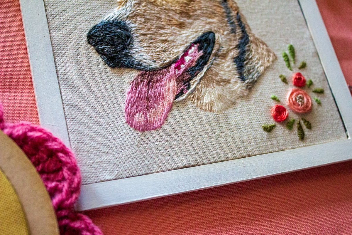 embroideryhands's tweet photo. 🌻Buen Sábado🌻

✨ Por acá les dejo un cuadrito de 15x15cm de un bordado mascota🐶🐾 que hice hace un tiempito🥰

🌼  Y a vos ¿Qué te pareció éste cuadrito? 💕

⚠️Pedidos sólo con tiempo de anticipación⚠️
#perrito #dog #Argentina #SanLuis https://t.co/OQqpwLBdSz