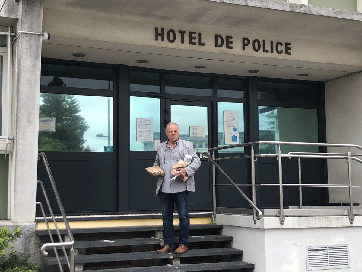 Raymond Herbreteau, notre délégué départemental s’est rendu à l’hôtel de police d’Alençon pour faire part à ses agents du soutien moral de #Reconquete.

Au lendemain des émeutes qui ont secoué le quartier de Perseigne, nous sommes tous inconditionnellement #SoutiensFDO.