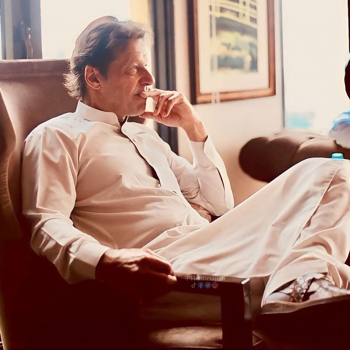 ThePowerOfPTI's tweet image. مرشد کی تصویر دیکھتے ہی ریٹویٹ ٹھوک دیا کریں 💯♥️