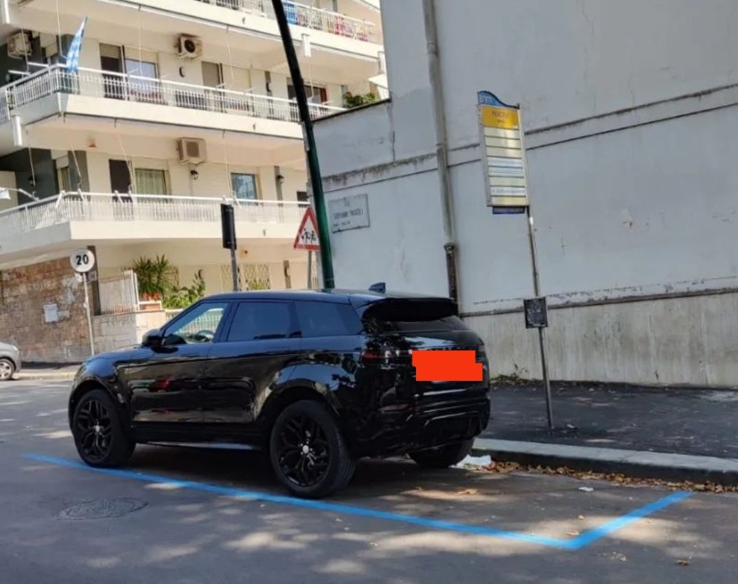 LucaAbete's tweet image. Notate mica qualcosa di strano??? 
🙄🙄🙄
Multa al suv in sosta sulla fermata o all'autobus che non paga la sosta sulle strisce blu??? 😅😅😅
.
Segnalazioni WhatsApp 3331508612
.
#lucaabete #Napoli #autobus #strada #assurdo #notizie #ridere