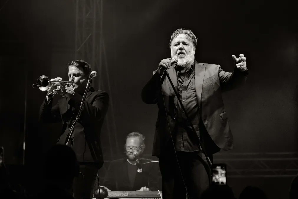 PremekVavrousek's tweet photo. Několik dalších fotografií ze včerejšího koncertu kapely #IndoorGardenParty, kde zpíval a hrál #RussellCrowe a jeho syn #CharlesCrowe na zahajovacím dnu #kviff57 #kviff
#sooc #fujiphotography #fujixs10 #xf55200 #blackandwhite #bw #bwphotography https://t.co/qLEGAkBRr2