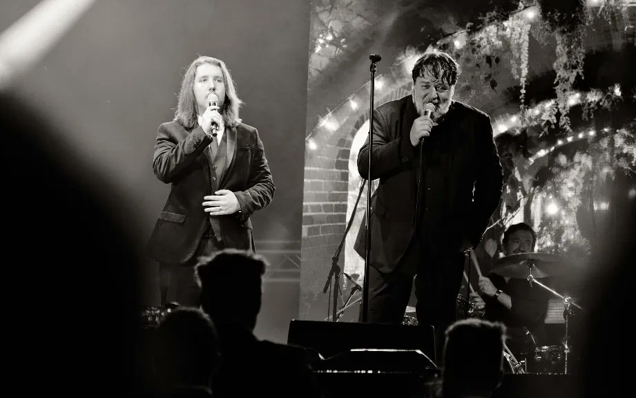 PremekVavrousek's tweet photo. Několik dalších fotografií ze včerejšího koncertu kapely #IndoorGardenParty, kde zpíval a hrál #RussellCrowe a jeho syn #CharlesCrowe na zahajovacím dnu #kviff57 #kviff
#sooc #fujiphotography #fujixs10 #xf55200 #blackandwhite #bw #bwphotography https://t.co/qLEGAkBRr2