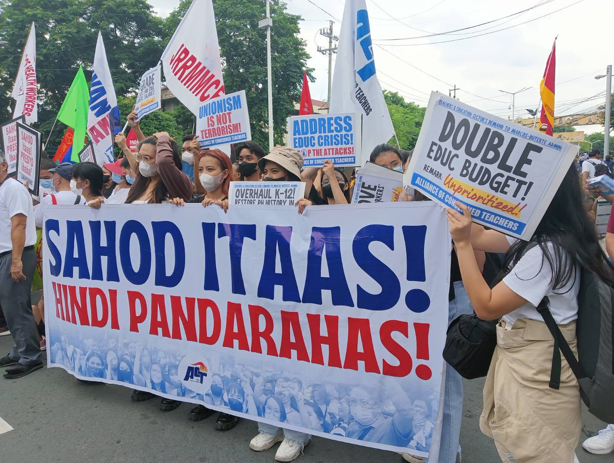 PSFairview's tweet photo. ISANG TAONG PURO KRISIS, PAHIRAP, AT KORUPSYON ANG INAMBAG SA PILIPINAS!

Kasama ang Panday Sining Fairview, nagtipon tipon ang ibat ibang sektor para sa isang taong paninilbihan ni Marcos Junior.

 (1/2) https://t.co/1XgcNpQjXt