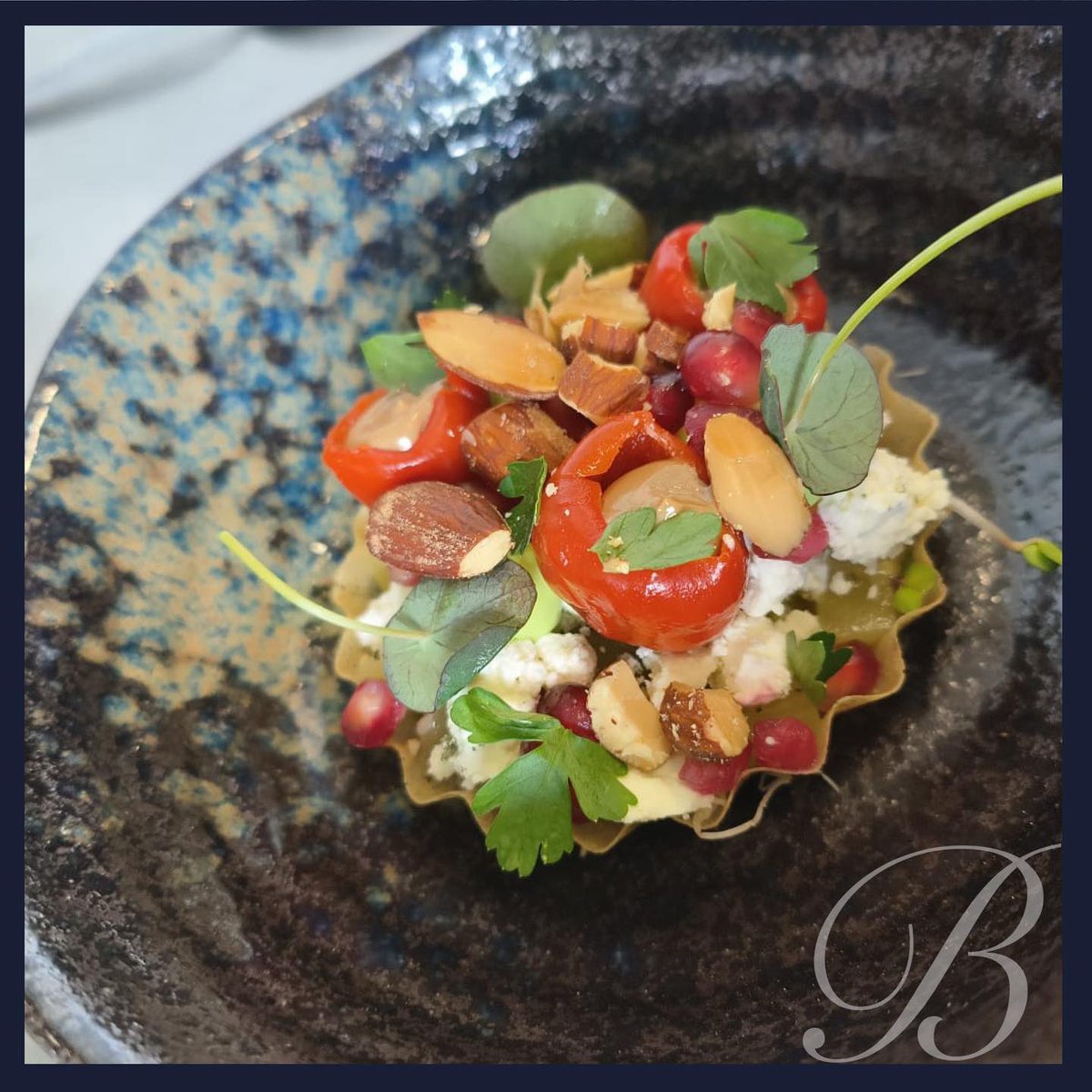🔥 NIEUWE KAART // Het vegetarische voorgerecht van de kaart is een absolute smaaksensatie! Onze chef-kok Raymond verrast je met een gerecht van AUBERGINE granaatappel / witte kaas / gerookte amandel / peppadew ✨