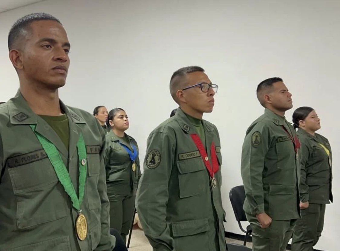 EEOIUMBVoficial's tweet photo. Desde el Salón de Conferencias Hugo Rafael
Chávez Frías de la #EEOI, se desarrolló graduación académica y entrega de certificados a los aspirantes a oficiales del
Curso Especial de Formación en la Categoría de Asimilados de la #GNB #CEFOA https://t.co/RYK24cs12x