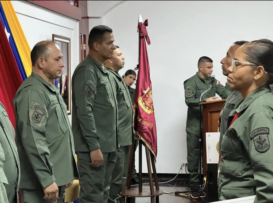 EEOIUMBVoficial's tweet photo. Desde el Salón de Conferencias Hugo Rafael
Chávez Frías de la #EEOI, se desarrolló graduación académica y entrega de certificados a los aspirantes a oficiales del
Curso Especial de Formación en la Categoría de Asimilados de la #GNB #CEFOA https://t.co/RYK24cs12x