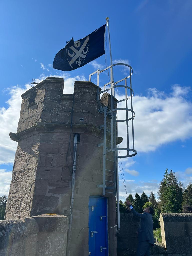 GlenalmondColl's tweet photo. Mr Jeffers raising the Glenalmond flag to officially mark the start of Commem 2023.
The sun is shining and picnics are being prepped.
Here's to a great day!
#distinctlyglenalmond #Commem #prizegiving #leavers https://t.co/357U5HdBRl