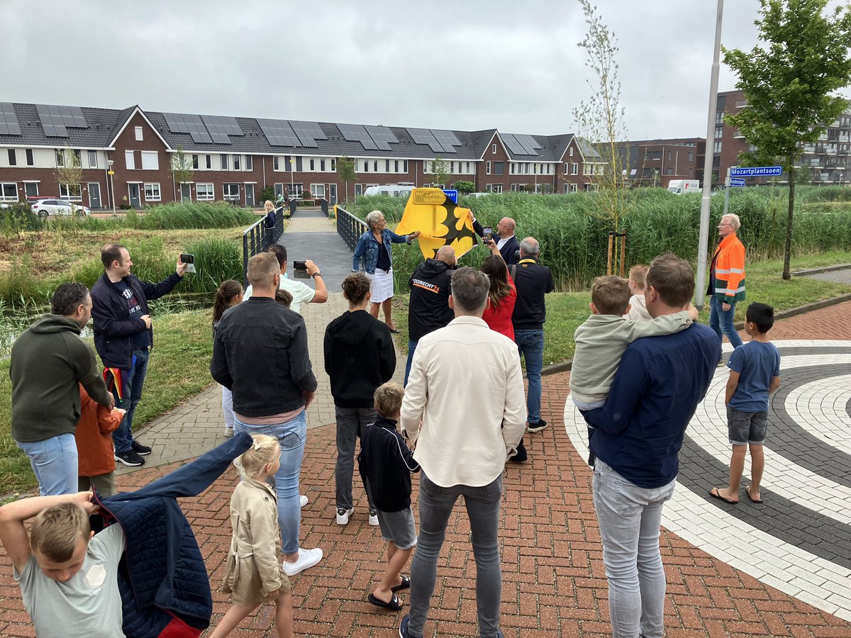 Na de regen van vanochtend ziet het groen in de wijk Baanhoek-West er nog iets groener uit. Een goed moment voor de onthulling van het naambord van Het #Zwanenmeer.