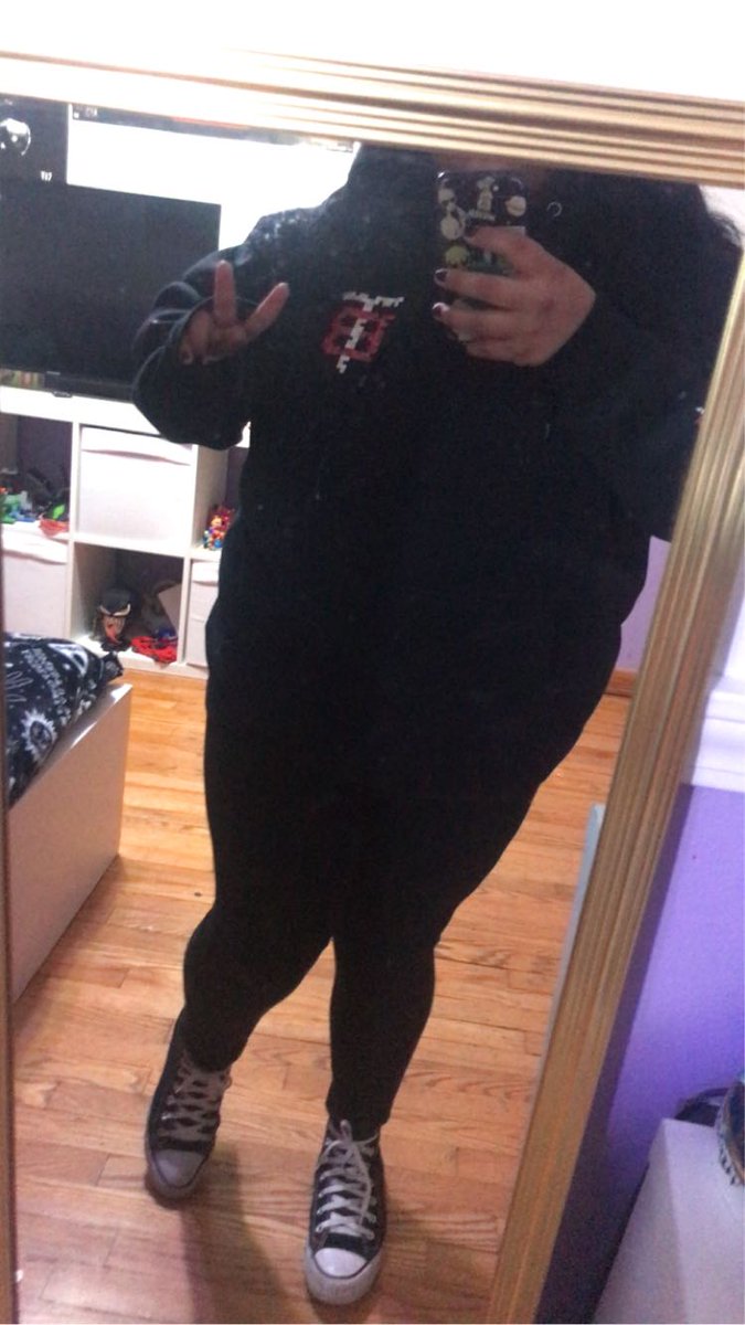 ityaboiiii's tweet photo. Man there is not a day where I don't think if him rip Technoblade miss you sm king 💜here is me flexing techno merch pls go buy https://t.co/P0D4C2rrWb pretty sure this is the link https://t.co/GmZwqcS0lc