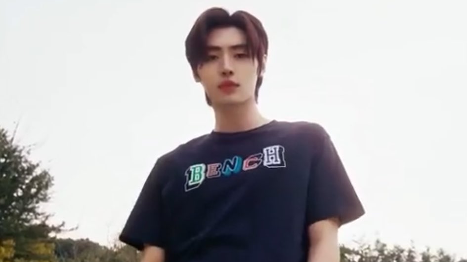 kungyazfilms's tweet photo. Sunoo and Sunghoon wearing bench couple t-shirt 🫠 

#SUNOO #SUNGHOON https://t.co/U95H4DhjyU