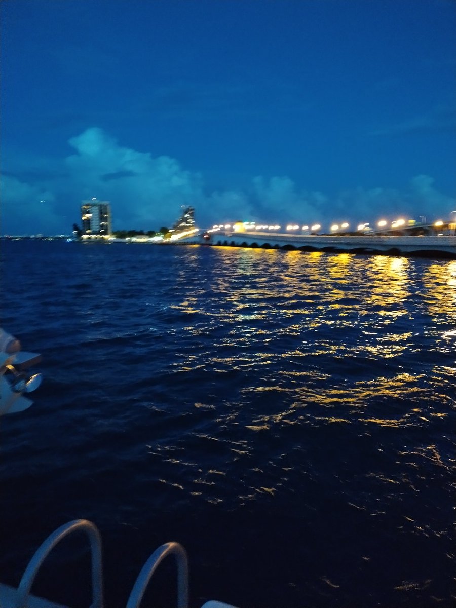 NodarseJoseph's tweet photo. @MiamiBeachPages Happy July 4th Weekend from the Venetian Marina. A special place for boaters, lovers of truly amazing vessels and Biscayne Bay. 
Stop by and say hi. A Great Place to View our Paradise from Magical Biscayne Bay, downtown Miami &amp;;SOBE. 
Stop By &amp; say Hi. ~joe🇺🇸 https://t.co/v54i4WXT1s