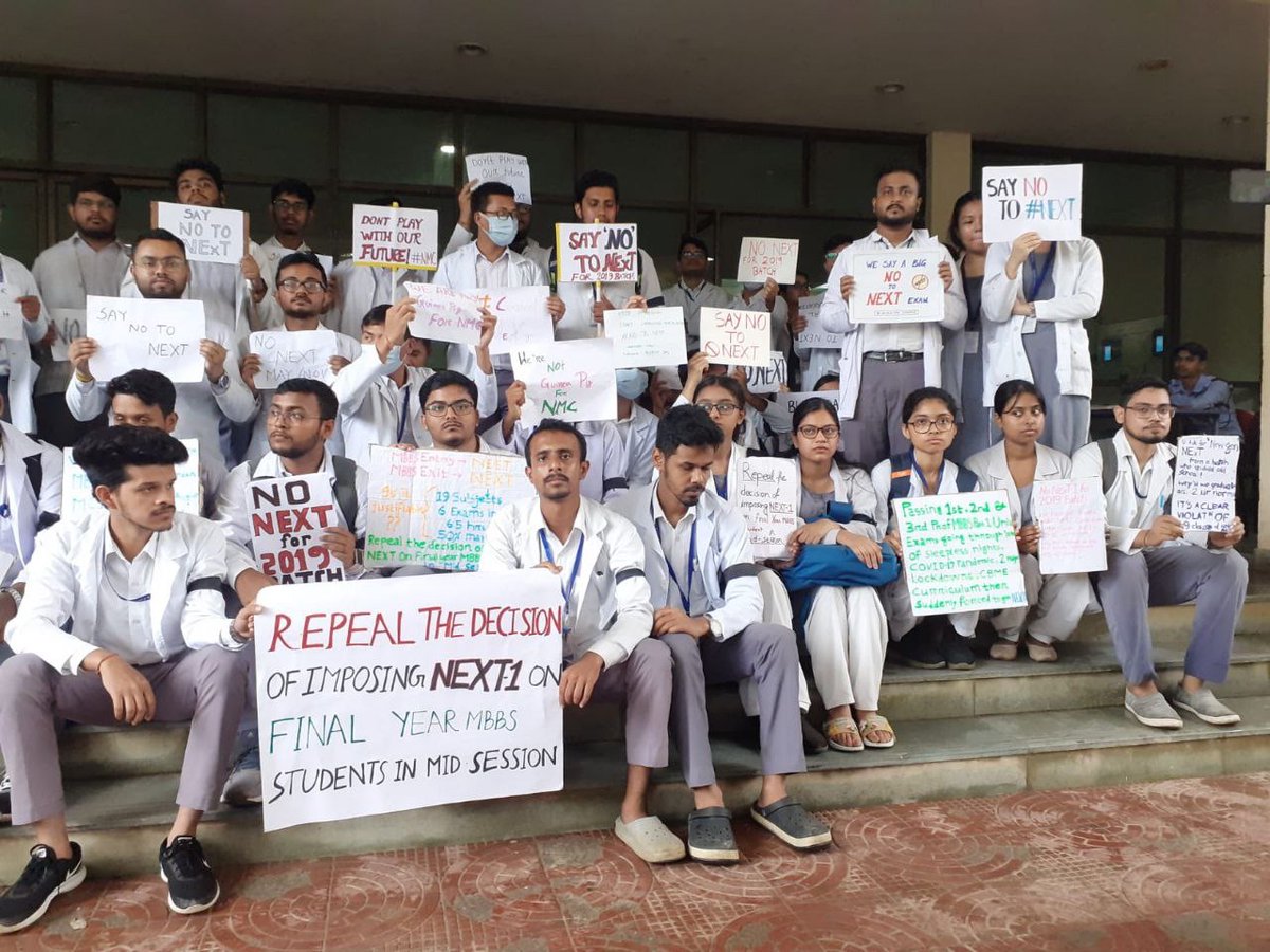 ZooperBat's tweet photo. Massive pan-India protest unfolds as students unite against the upcoming exam. The youth's resounding voice echoes across the nation, demanding against NEXT.  Education authorities, listen up! #NEXTEXAM  #NONEXT https://t.co/tO4Fj5QP0D