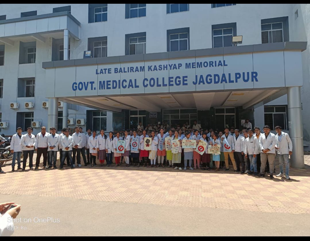 Indian__doctor's tweet photo. Aggressive protest by medical students across the country on #NationalDoctorsDay  against anti-student #NMC order
***
 @NMC_IND should immediately withdraw its order,
 
 otherwise medicos will intensify Protest ⤵️
 @ANI @mansukhmandviya @narendramodi @PTI_News 
#NONEXTFOR19BATCH https://t.co/YlsHgUQJ3T