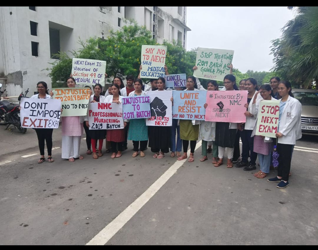 Indian__doctor's tweet photo. Aggressive protest by medical students across the country on #NationalDoctorsDay  against anti-student #NMC order
***
 @NMC_IND should immediately withdraw its order,
 
 otherwise medicos will intensify Protest ⤵️
 @ANI @mansukhmandviya @narendramodi @PTI_News 
#NONEXTFOR19BATCH https://t.co/YlsHgUQJ3T