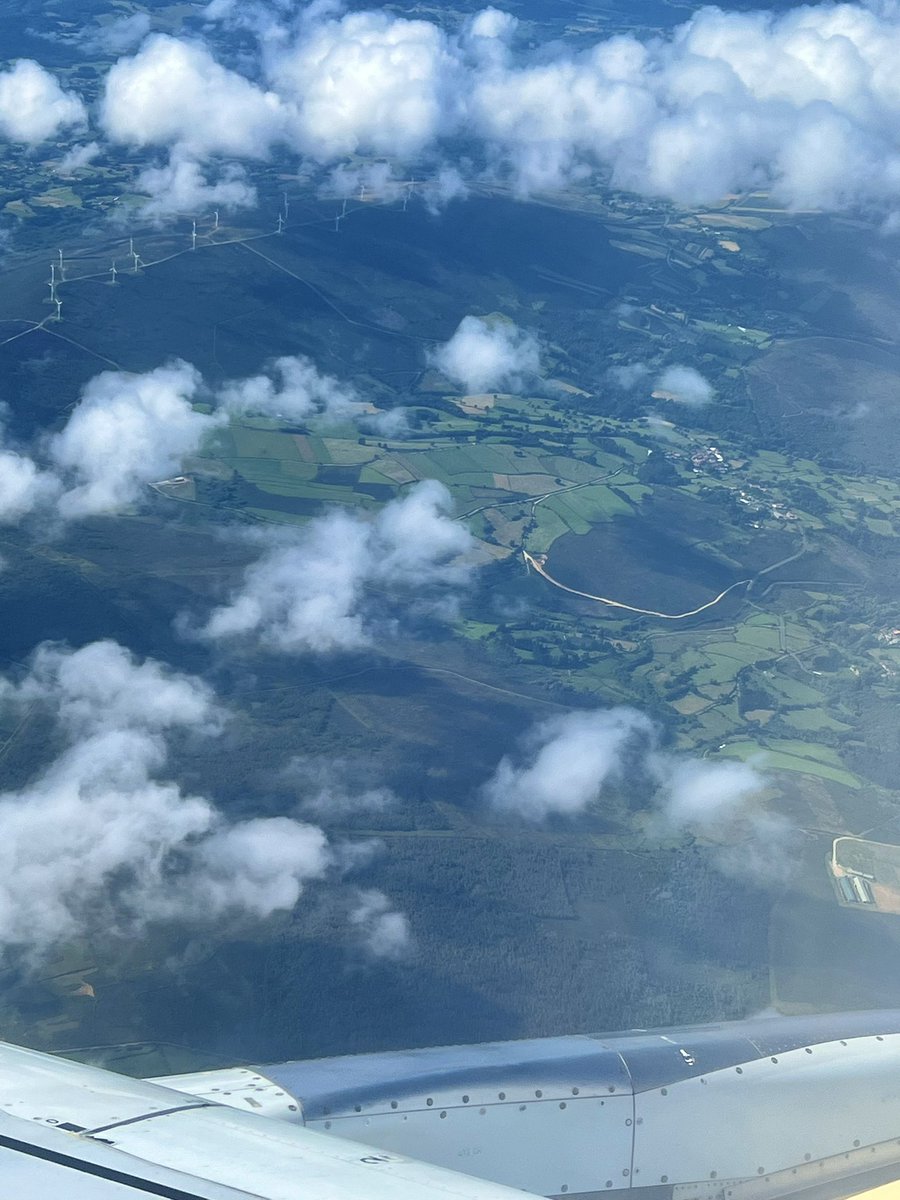 Lurquizu's tweet photo. Llegando a Santiago para el #NosDay, emocionada como una chiquilla. Ganas de ver viejos amigos y qué maravilla de tierra es Galicia https://t.co/VGx9V1PIeP