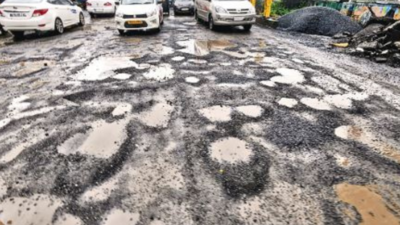 RazelNews's tweet photo. Increasing Pothole Complaints and Western Express Highway Severely Affected by Mumbai Rains

https://t.co/4vZbVdvueU

#mumbai #potholes #road #rain #damagedroad #news #RazelNews https://t.co/kx1XYbCIgt