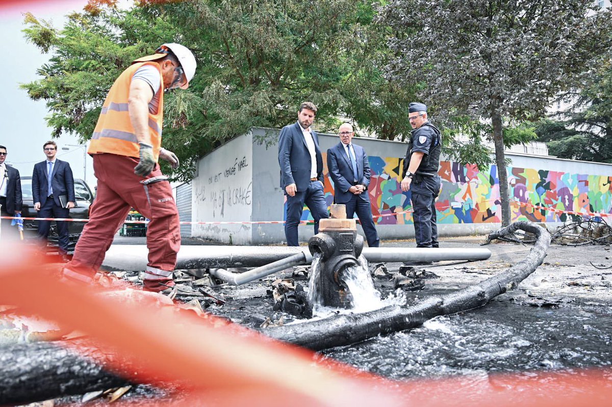 <a href="/ECiotti/">Eric Ciotti</a> en déplacement sur le terrain pour constater les dégâts des casseurs et émeutiers.

Un homme d’action et de terrain !