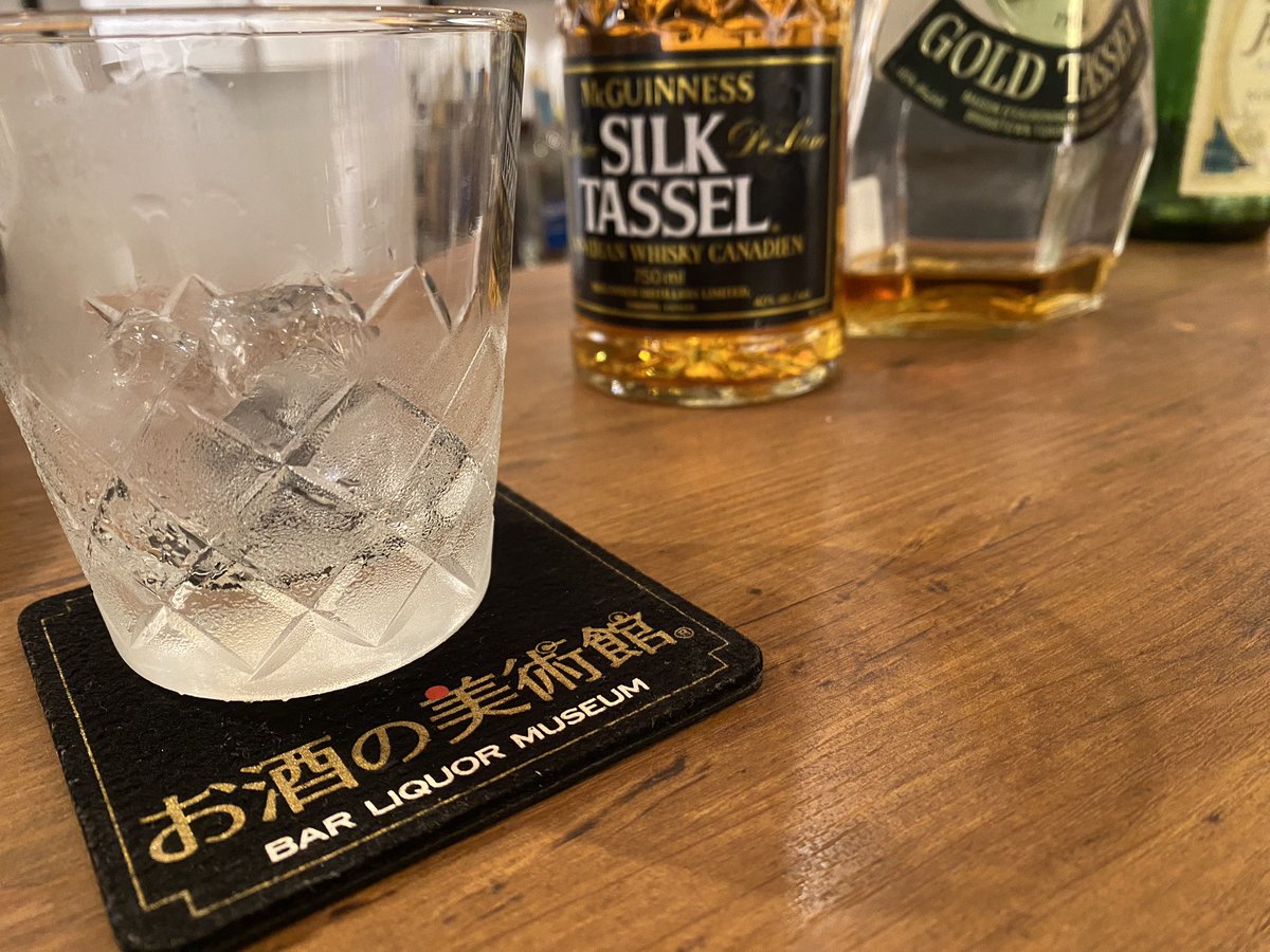 nemachi1's tweet photo. 3件目　お酒の美術館
カウンターでウイスキーのお話聞きながら楽しめる。基本500円　良き。 https://t.co/Rtg72CMsx9