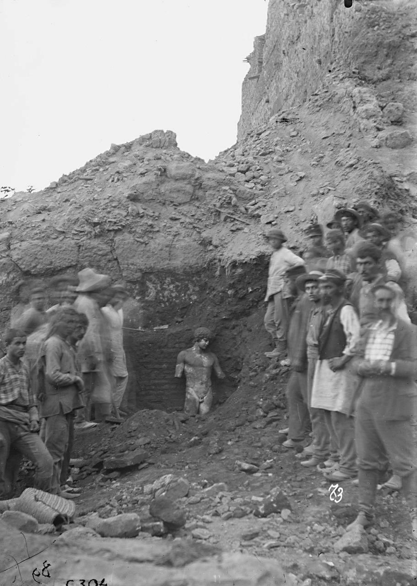The moment of discovery! 
The Delphi Antinous was found #OnThisDay in 1893 during excavations near the Temple of Apollo. 😍