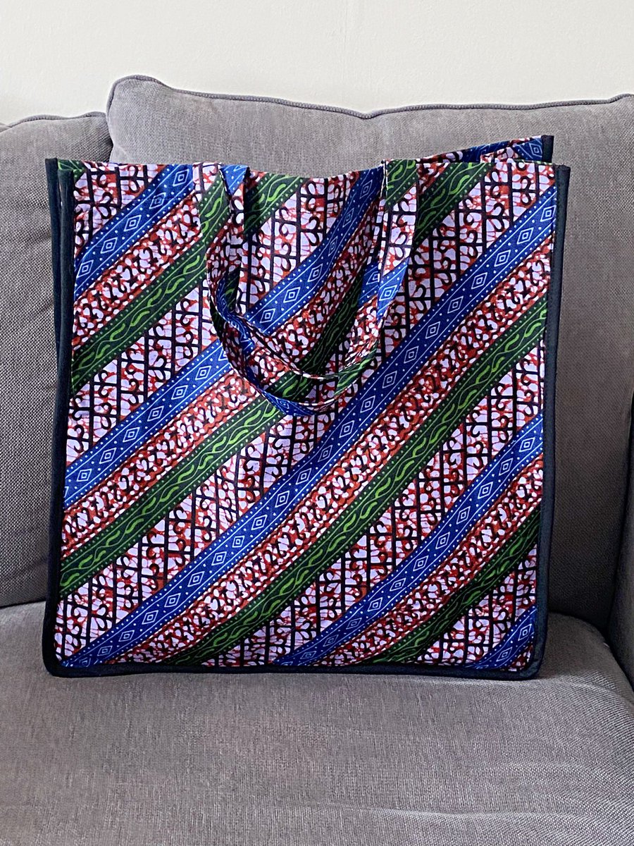 These large shopper bags have straps that are long enough to sit on your shoulders. I have more colours available etsy.com/shop/kambiagif… 

 #UKGiftHour #UKGiftAM #OnlineCraft #CraftBizParty