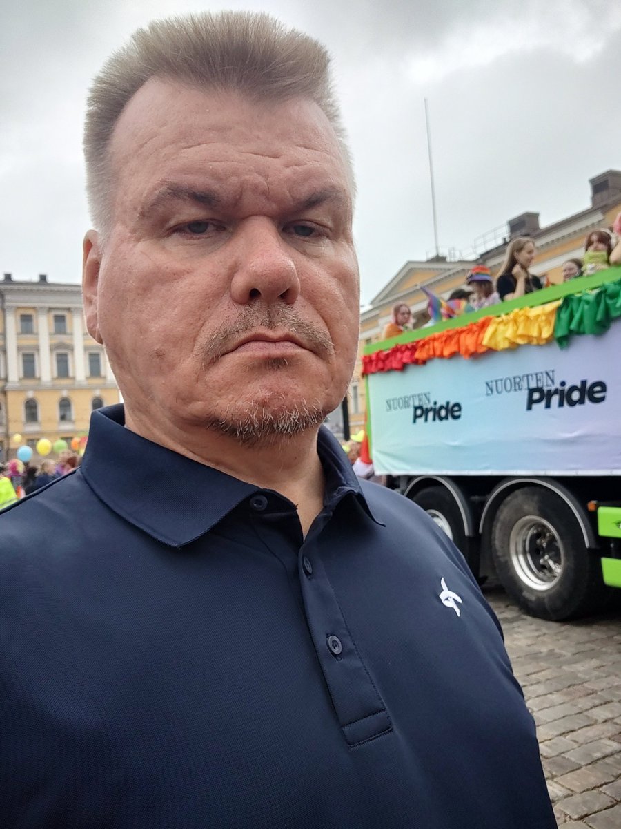 Riemukasta #pride a Senaatintorilta. Olen <a href="/ihmisoikeus/">Ihmisoikeusliitto</a> n blogissa ja juhlan kunniaksi panin tällaisen värikkään paidan.