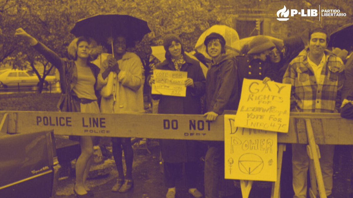 🏳‍🌈Un 28 de Junio de 1969, en el pub Stonewall de NYC, un grupo de individuos, hartos del acoso Estatal, salieron a la calle y plantaron cara por su libertad 🗽
(1/3)
