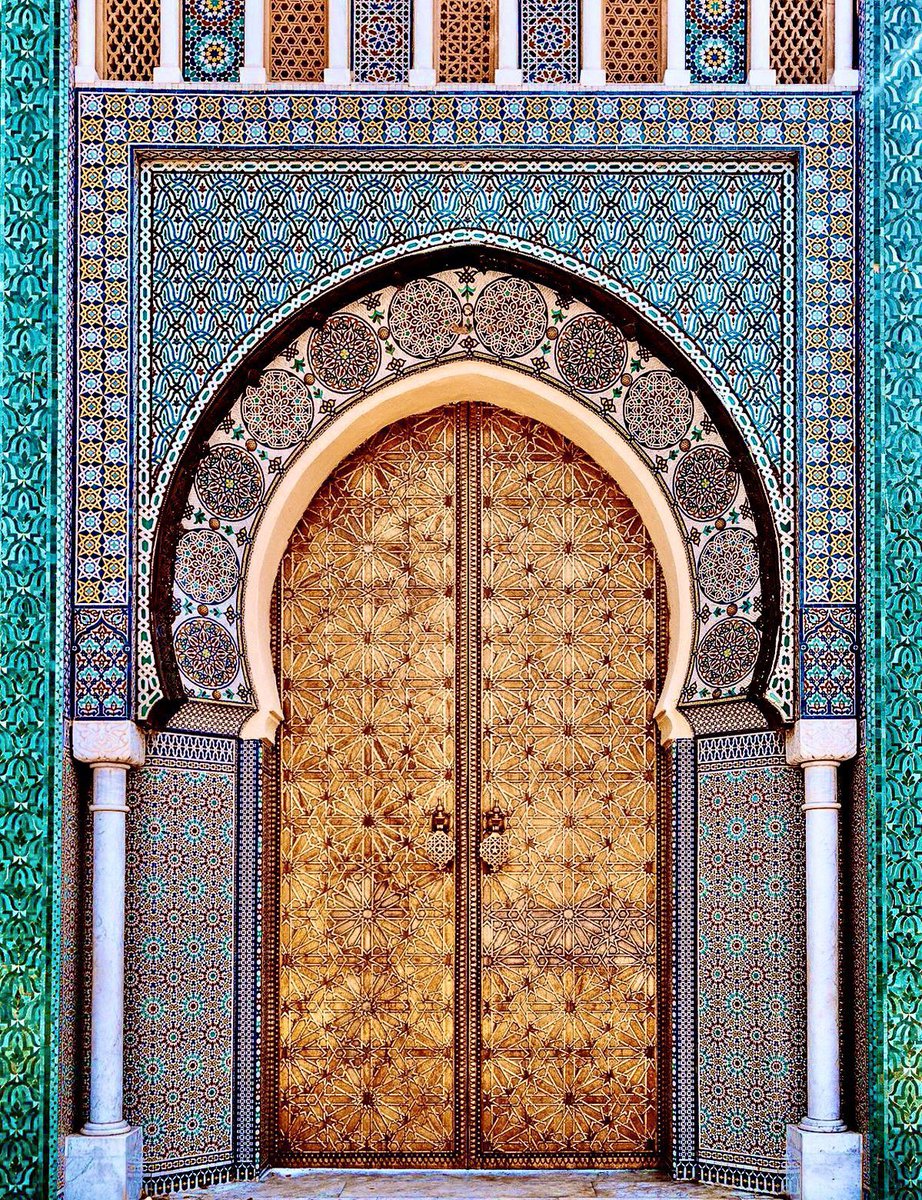 In North Africa, the door is a symbol.

For some, the door reflects the luck &amp; happiness the inhabitants of the building may have. For others, there exist doors of notable beauty which inspire generations.

Here are 24 doors influenced by Islamic art in North Africa…

A thread…