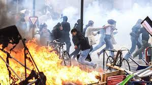JimFergusonUK's tweet image. Are we witnessing the beginning of another real #Revolution in France! There are reports that serving military commanders are deeply concerned that #Macron has been brutalising his own people with attacks on the 'gilets jaunes' or yellow jacket protesters. Parts of France…