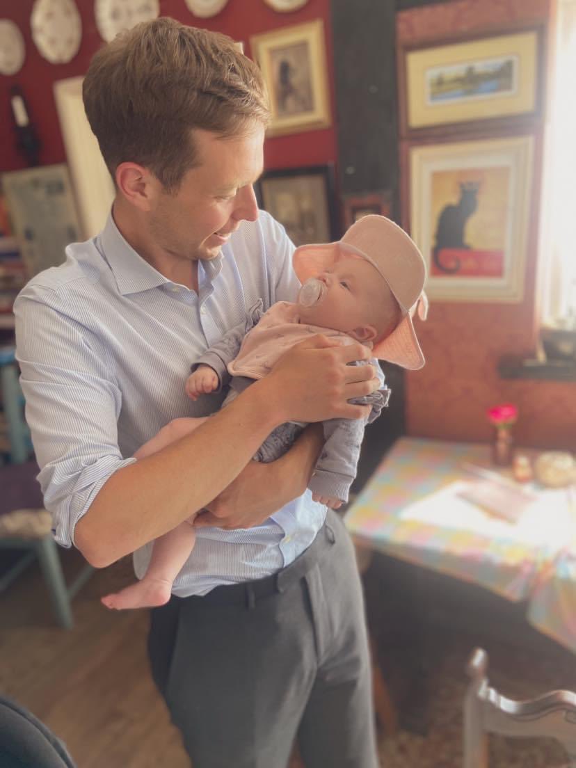 On the campaign trail this week again meeting voters - and future voters! 

I’m becoming a Dad this autumn, and know childcare and primary education is vital. Hearing about the effect of Tory cuts to Sure Start centres and primary schools is so devastating.

We need change. 🌹