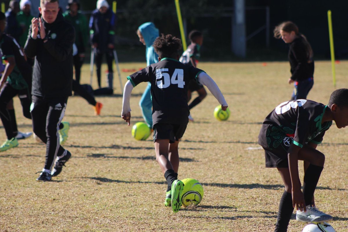 CelticSocAcad's tweet image. 🍀🇿🇦 African culture mixed in with the @CelticFCAcademy ‘Jack In The Box’ skills. 

First leg of our South African trip complete tick ✅ Thank you @transition_fc for your hospitality in Johannesburg. Up next, Cape Town! ✈️ 

#CelticFC #TransitionFC
