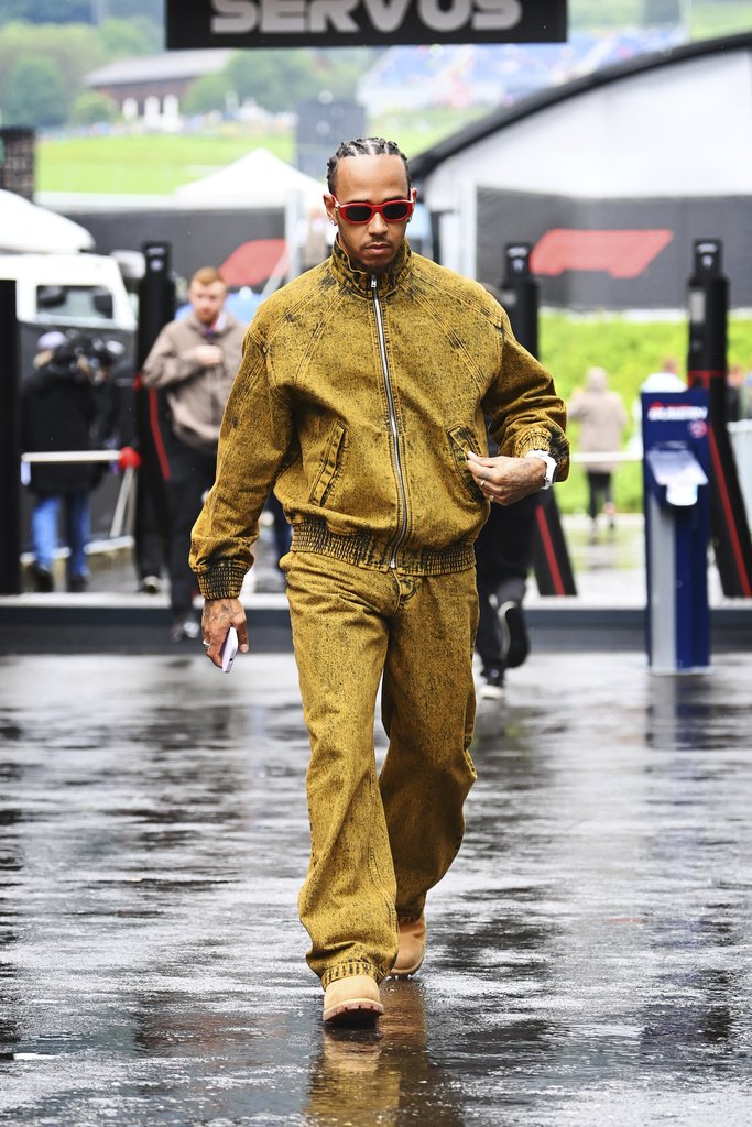 Sir Lewis Hamilton padoğa geldi. 

#AustrianGP