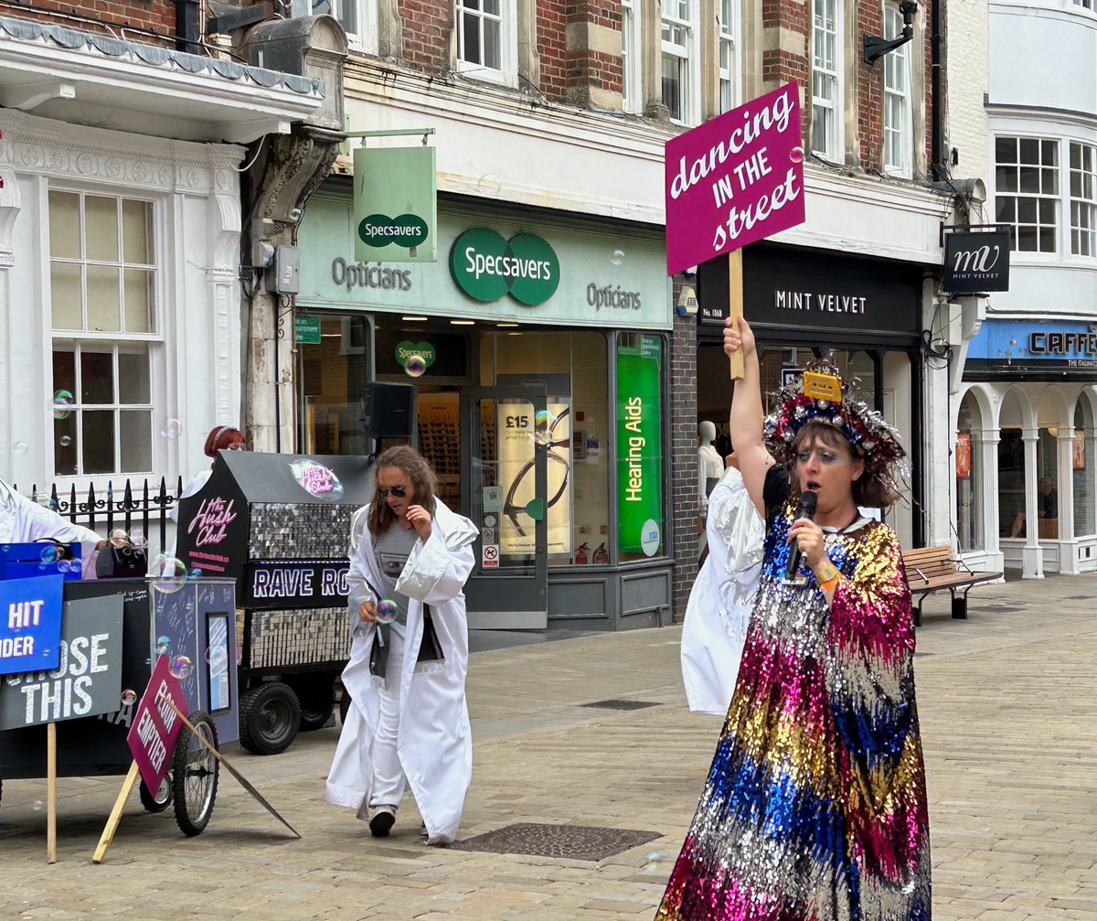 It’s #HatFair 🎭🎤🎉 Great acts yesterday @untheatre @FattProjects @thegobbledegook Looking forward to more creativity & fun today @HatFair #HelloWinchester #HatFair #StreetTheatre