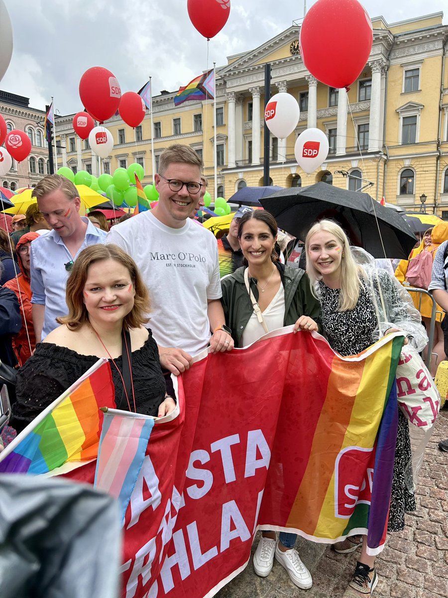 Meidän jengi. So Proud ❤️🩷🧡💚🩵 @Demarit #helsinkipride