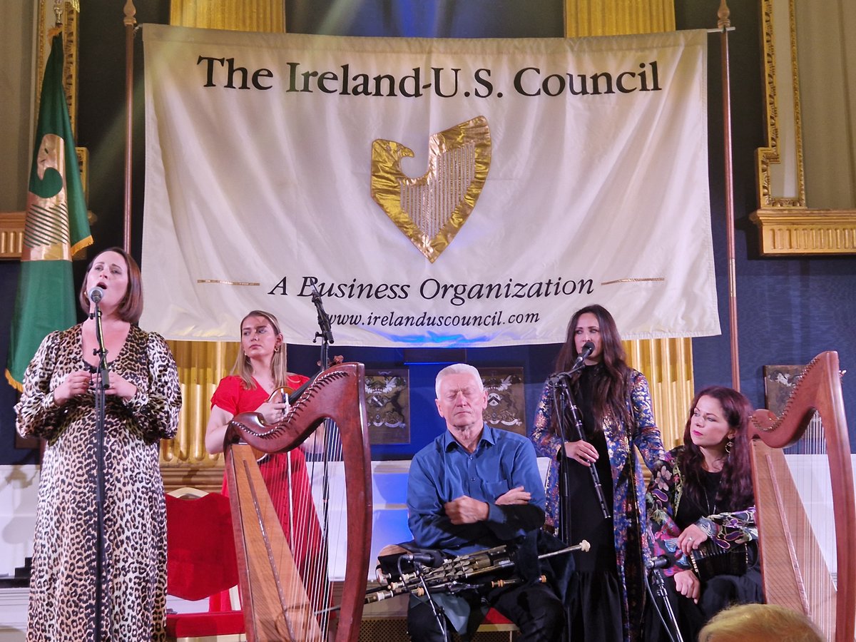 Táimid iontach bródúil as amhránaí na bliana <a href="/SileDenvir/">Síle Denvir</a> a bhí ag ceol ag ócáid cheiliúrtha <a href="/IREUSCouncil/">Ireland-U.S. Council</a> in <a href="/dublincastleOPW/">Dublin Castle</a> #IrelandUSCouncil <a href="/dfatirl/">Irish Foreign Ministry</a> <a href="/FiontarGaeilge/">Fiontar & Scoil na Gaeilge (DCU)</a> <a href="/HumanitiesDCU/">Faculty of Humanities & Social Sciences @ DCU</a> <a href="/DCU/">Dublin City University</a> <a href="/DaireKeogh/">Daire Keogh</a> 
<a href="/FundforIreland/">The International Fund for Ireland</a>