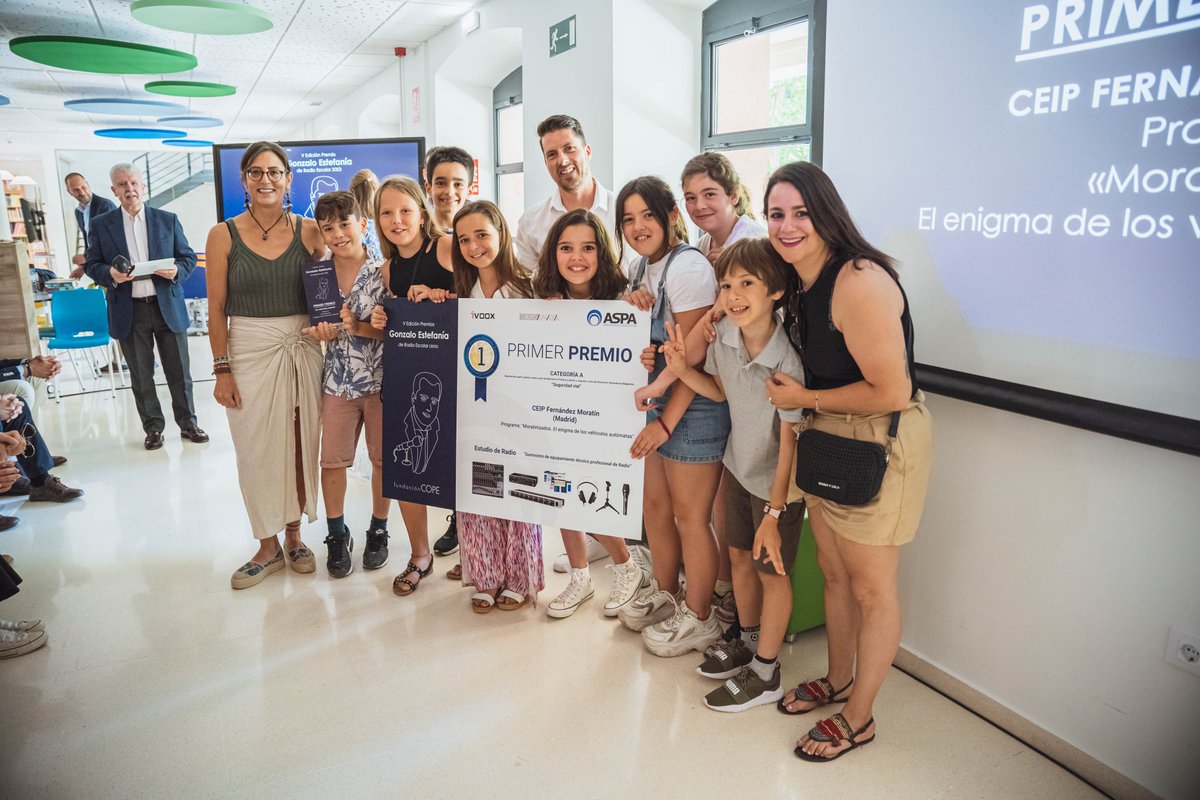 gzumeta's tweet photo. ✔️#PremioGonzaloEstefanía de #RadioEscolar
➡️Todos los centros ganaron, los 6 obtuvieron premio
👉Decenas de alumnos y alumnas conocieron a otros compañeros que hacen #radio como ellos
🟦#FiestadelaRadioEscolar
📸Aquí tenéis algunas fotos del evento
🔴https://t.co/4dG5dwHcHT https://t.co/LyRCO1fQ6P