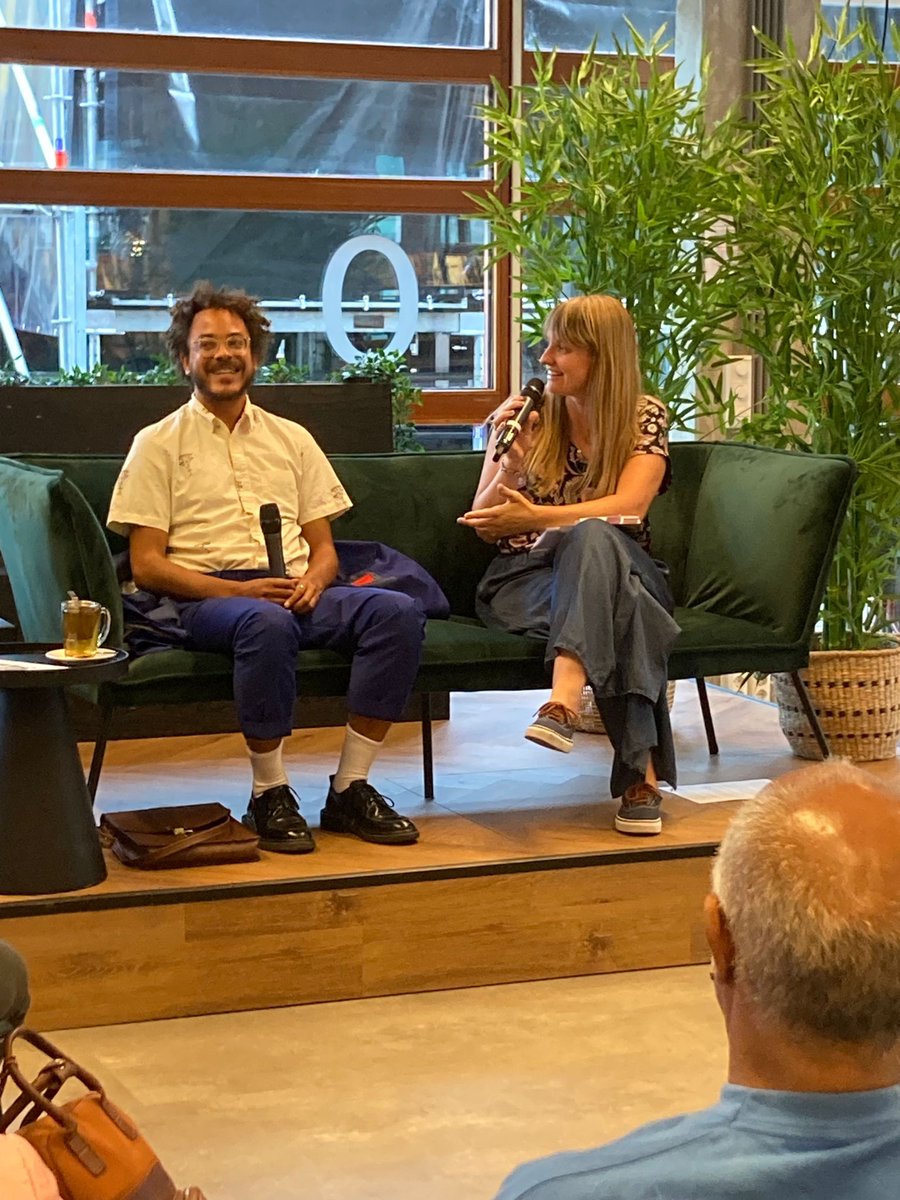 Afgelopen donderdag  verwelkomden we met trots Raoul de Jong voor een lezing over zijn boek "Jaguarman" (2020) in de Centrale Bibliotheek van Alkmaar. Raoul nam ons mee op een reis door zijn ervaringen en maakte ons bewust van de kracht van persoonlijke verhalen.