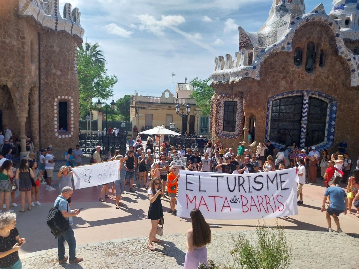 Aquí estem! Avui 1 de juliol els veïnats organitzats dels barris de La Salut, El Carmel, Vallcarca i El Coll tornem al #ParkGüell per a denunciar l'impacte que té el turisme sobre les nostres vides. #DecreixementTurístic ja!
