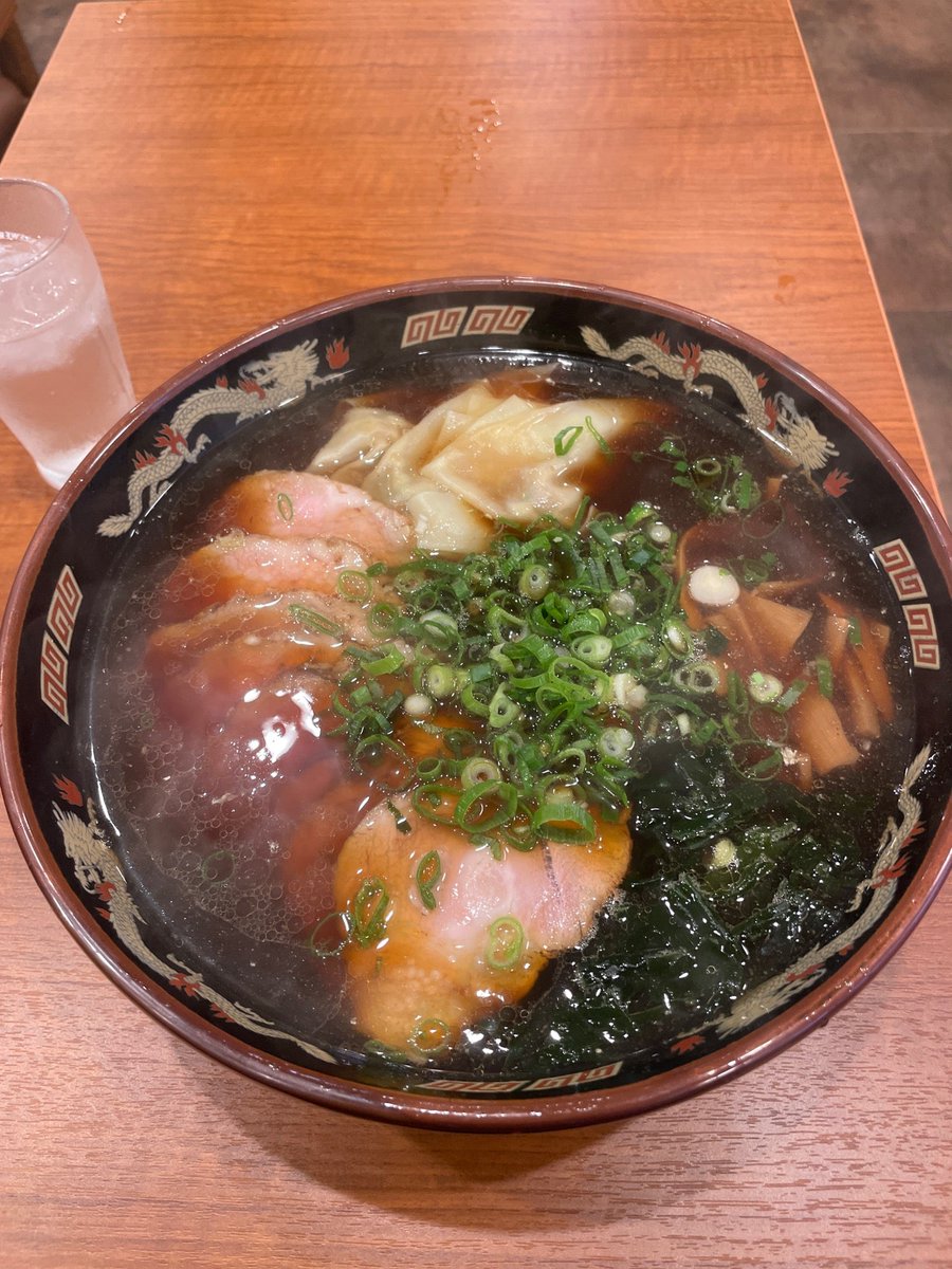 goro_masa's tweet photo. ようやく、入れるくらいに空いてきた。。リニューアルオープンの時からずーっと混んでいて入れなかった。。やっぱチャーシューワンタンメン(麺固め)味も変わらず。久しぶりに美味しかったw (@ 味の終着駅 次郎長 in 三島市, 静岡県) https://t.co/GveNo9Hml0 https://t.co/vLx9nMYfHH