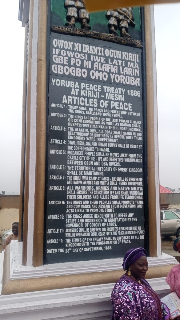 Yorubafacts's tweet photo. This monument was erected in front of Ibadan House, Oke Ààrẹ, Ibadan as a reminder of the treaty signed at the end of the Kiriji War that had Ibadan on one side and a coalition of Ekiti Forces on the other.
The war went on for 15 years, 277 days (July, 1877 - to March,1893) https://t.co/s2mJ0izpHm