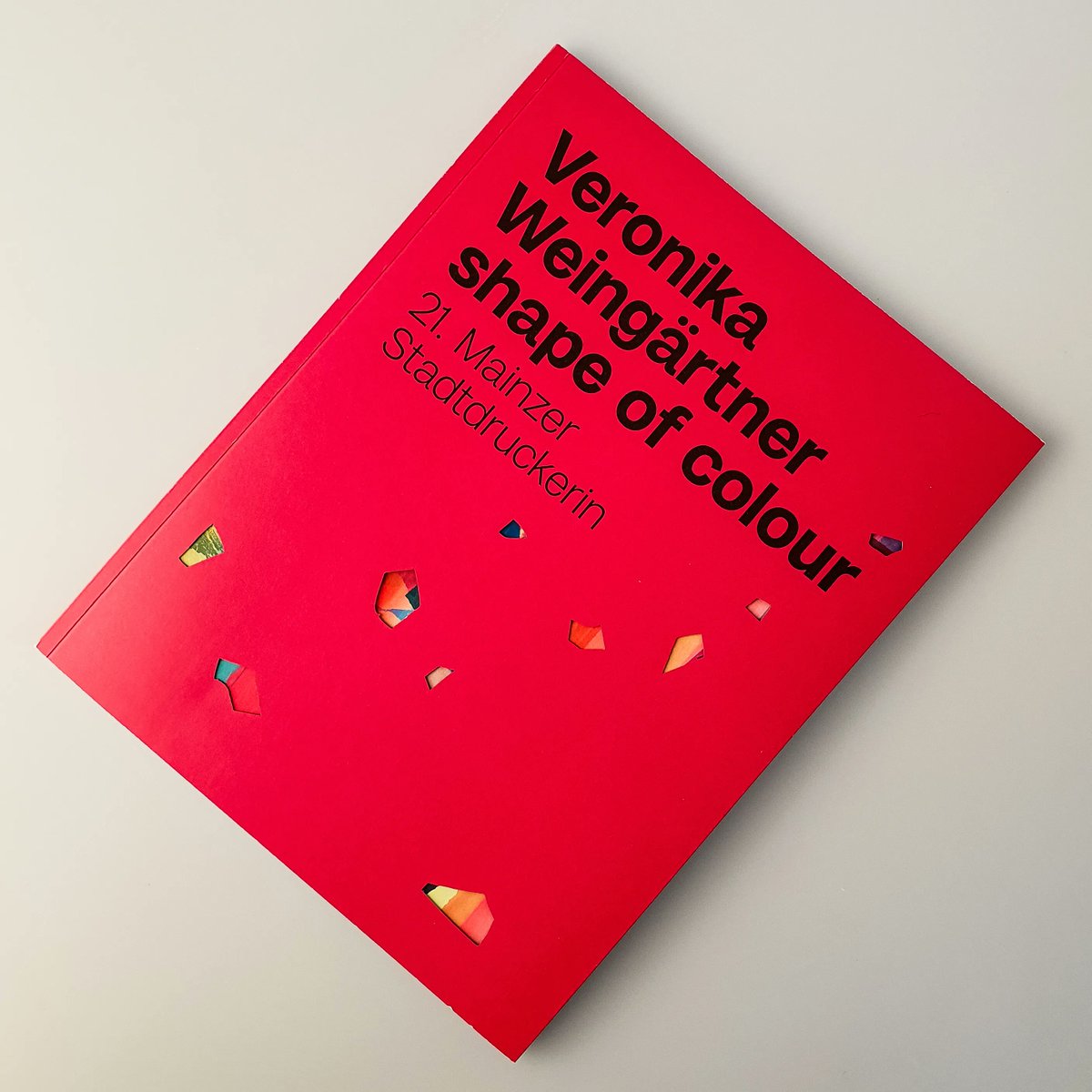 GuteFreunde's tweet photo. Im Rahmen der neuen Sonderausstellung "Veronika Weingärtner: shape of colour. 21. Mainzer Stadtdruckerin" im @gutenbergmuseum ist ein Ausstellungskatalog erschienen!

Veranstaltungstipp: 1x im Monat biete die Kuratorin des Museums Ulla Reske eine Führung durch die Ausstellung an. https://t.co/JCIM7uNVnH