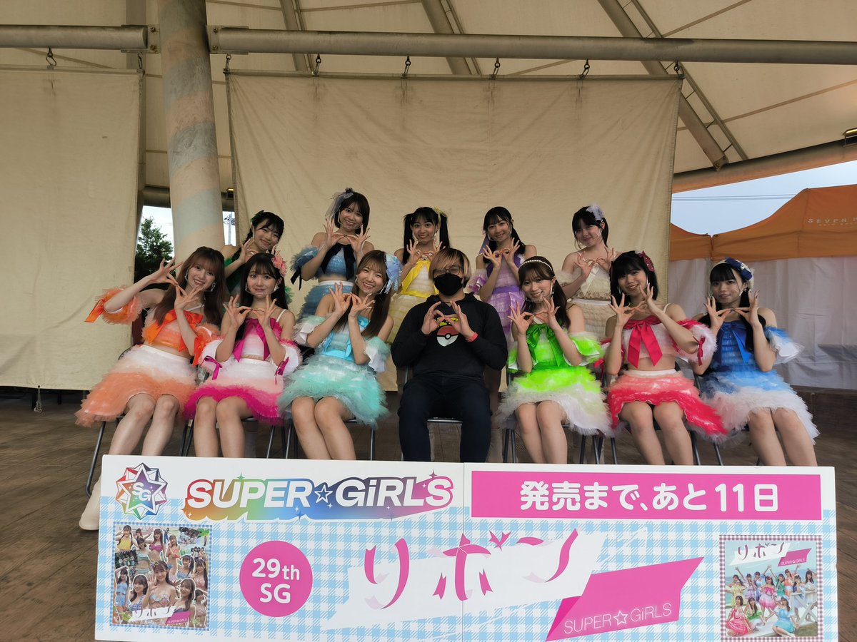 piku_desu's tweet photo. #スパガ #リボン
はじめて6章を観れました。来週の火もう帰国するから間に合って良かった！
珍しい集合写真も撮れて本当にラッキー！
リボンのアー写を真似する写真もすごく気に入りました🫶
みんなありがとう。
インドネシアのぴくでした！
またいつか😊🫶
お疲れ様🙏
@SG4_KANA @SG4_YUU https://t.co/E3HBTpdr4m