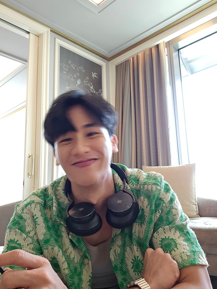 Tawan_V's tweet photo. Im ready Jakarta.👋🏼 https://t.co/l5TQgaWhdD